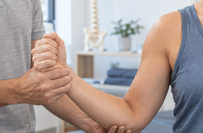Frozen shoulder vs. rotator cuff assessment comparison.